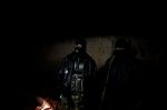 أحد عناصر الجيش السوري الحر يقومون بالحراسة ليلاً في بلدة القصير، 23 كانون الثاني /يناير 2012