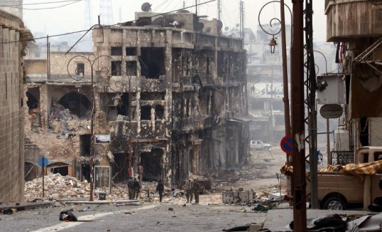 المدينة مدمرة. تمركزت القوات الحكومية السورية في منطقة تضررت بشدة في حلب القديمة في شمال سوريا في 12 يناير/كانون الثاني 2013.  