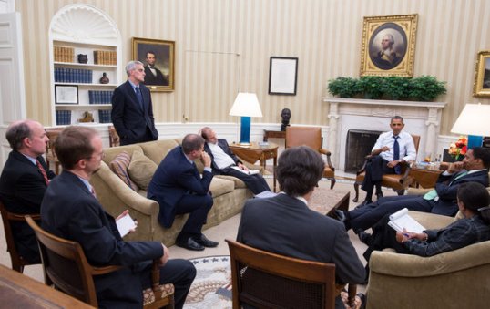 المداولات: الرئيس أوباما مجتمعاً مع مستشاروه للأمن القومي في مكتب الأوفيل Oval Office أواخر آب لمناقشة الاستراتيجيات في سوريا. الصورة من إصدار البيت الأبيض. بيت سوزا Pete Souza البيت الأبيض.